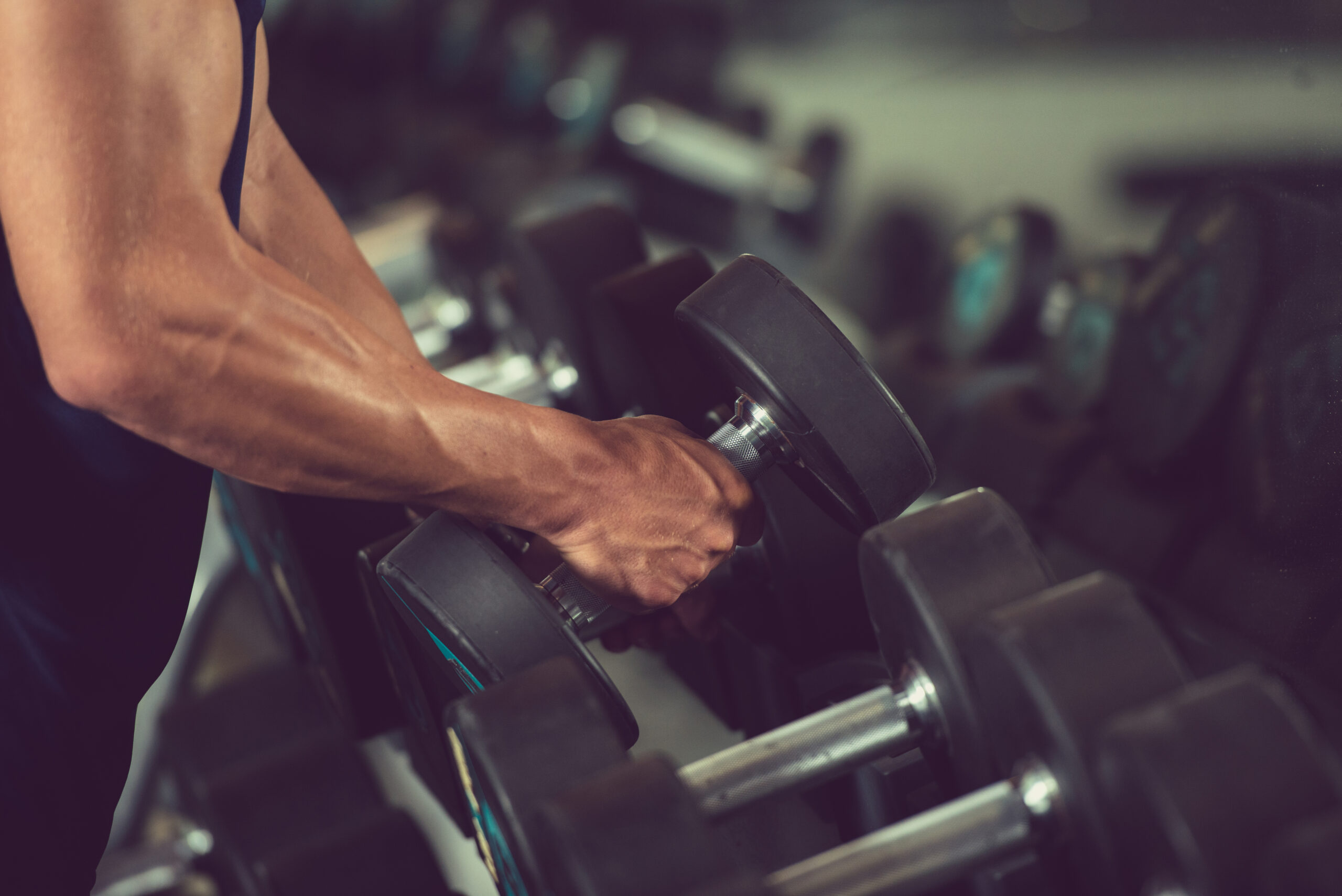 choosing dumbbell
